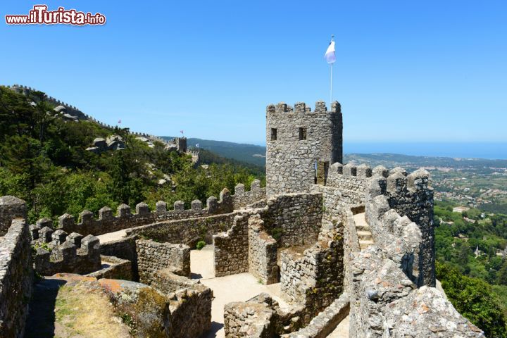 Immagine Il Castelo dos Mouros domina la città di Sintra (Portogallo), a circa 30 km nord-ovest dalla capitale Lisbona - foto © jiawangkun / Shutterstock.com