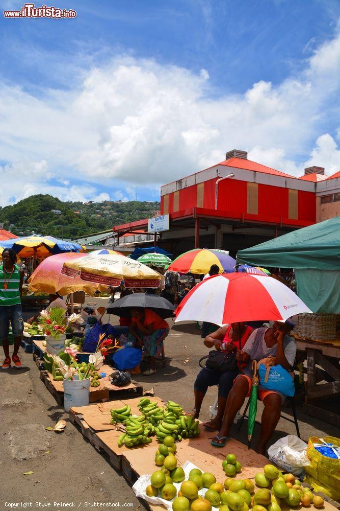 Immagine Castries, capitale di Saint Lucia: bancarelle di frutta e verdura fresca - © Styve Reineck / Shutterstock.com