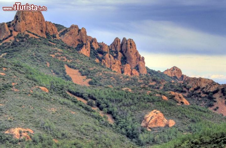 Immagine La Catena dell'Esterel nei dintorni di Frejus, Costa Azzurra, Francia. A cavallo fra i dipartimenti del Varo e delle Alpi Marittime, questo massiccio montuoso a forma ovaleggiante si protende nel Mare Mediterraneo - © PlusONE / Shutterstock.com