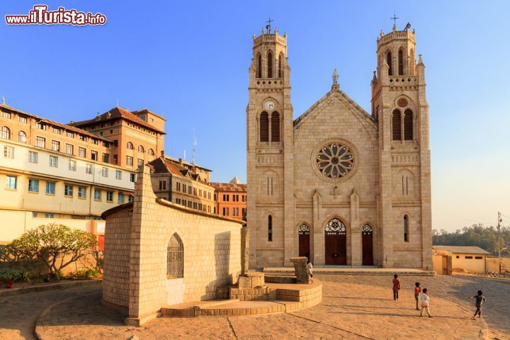 Immagine La Cathédrale de l'Immaculée-Conception di Antananarivo, in malgascio detta Andohalo, è il principale luogo religioso cattolico della capitale del Madagascar - foto © Dennis van de Water / Shutterstock.com