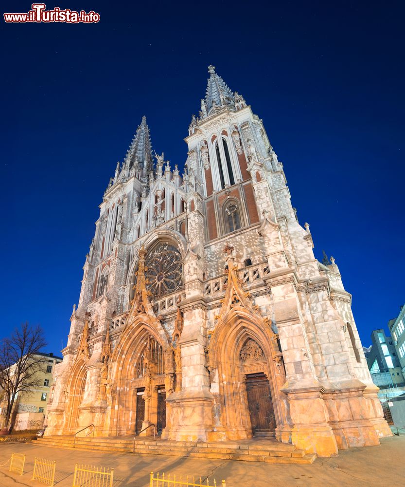 Immagine La cattedrale cattolica di San Nicola a Kiev, Ucraina. Una bella immagine di questo edificio di culto fotografato di notte. Da notare le due guglie decorate.