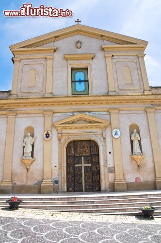 Immagine La Cattedrale dell'Annunziata a Tursi, Basilicata. Dedicata alla Vergine Annunziata, venne eretta nel XV° secolo. Questo imponente edificio si presenta con una struttura a croce latina che misura all'incirca 42 metri di lunghezza e 17 in larghezza suddivisa in tre navate. Realizzata in muratura portante e con colonne ad archi a tutto sesto all'interno, ospita bassorilievi preziosi che raffigurano l'Annunciazione risalenti al 1519. Di grande valore era anche l'organo a canne collocato sull'altare maggiore nel 1728 ma andato purtroppo distrutto nell'incendio del 1988. 