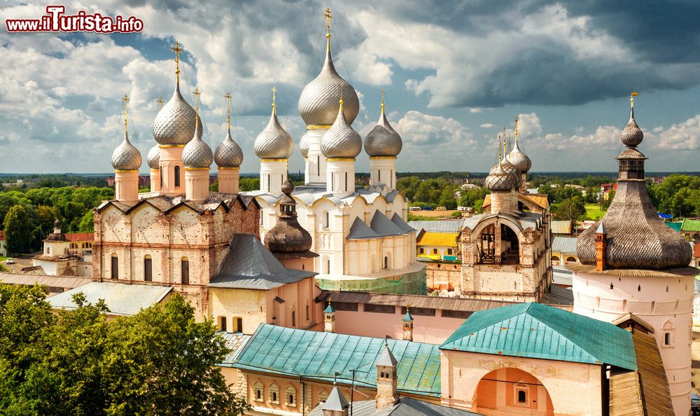 Immagine La cattedrale dell'Assunzione e la chiesa della Resurrezione nel Cremlino di Rostov-on-Don, Russia. Questa località ha origini molto antiche e conserva ancora un notevole fascino capace di attirare ogni anno migliaia di turisti.