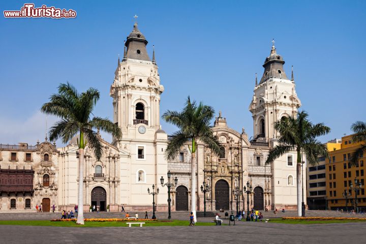 Immagine La Cattedrale di Lima (Perù) si trova proprio a fianco del palazzo arcivescovile, su Plaza Mayor, nel centro storico della capitale peruviana - foto © saiko3p