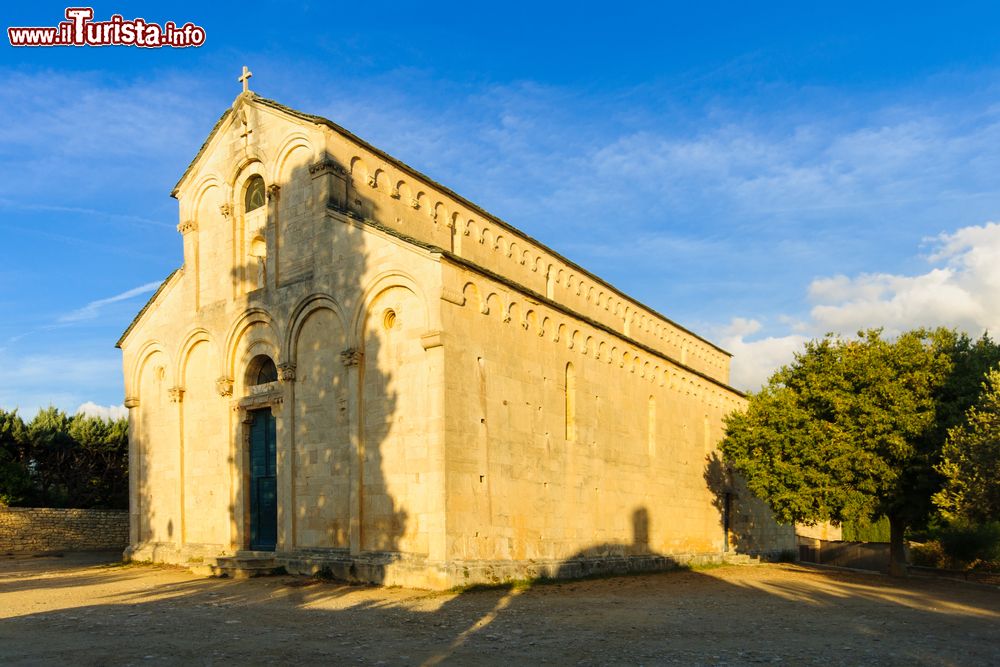 Immagine Cattedrale di Saint Florent, Corsica, Francia. La facciata in stile romanico della caratteristica chiesa della città, esempio di architettura pisana.