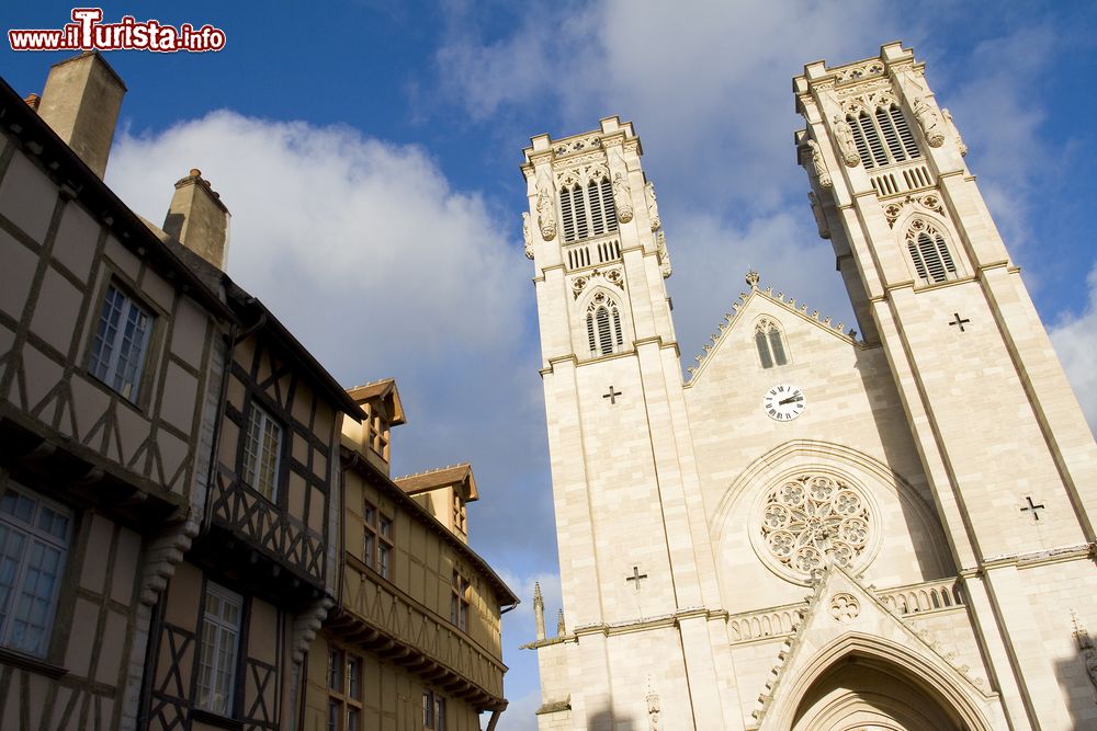 Immagine La cattedrale di Saint Vincent è la chiesa più importante della città di Chalon-sur-Saône e sorge sulla piazza omonima di questa località della Borgogna - foto © Natursports / Shutterstock.com