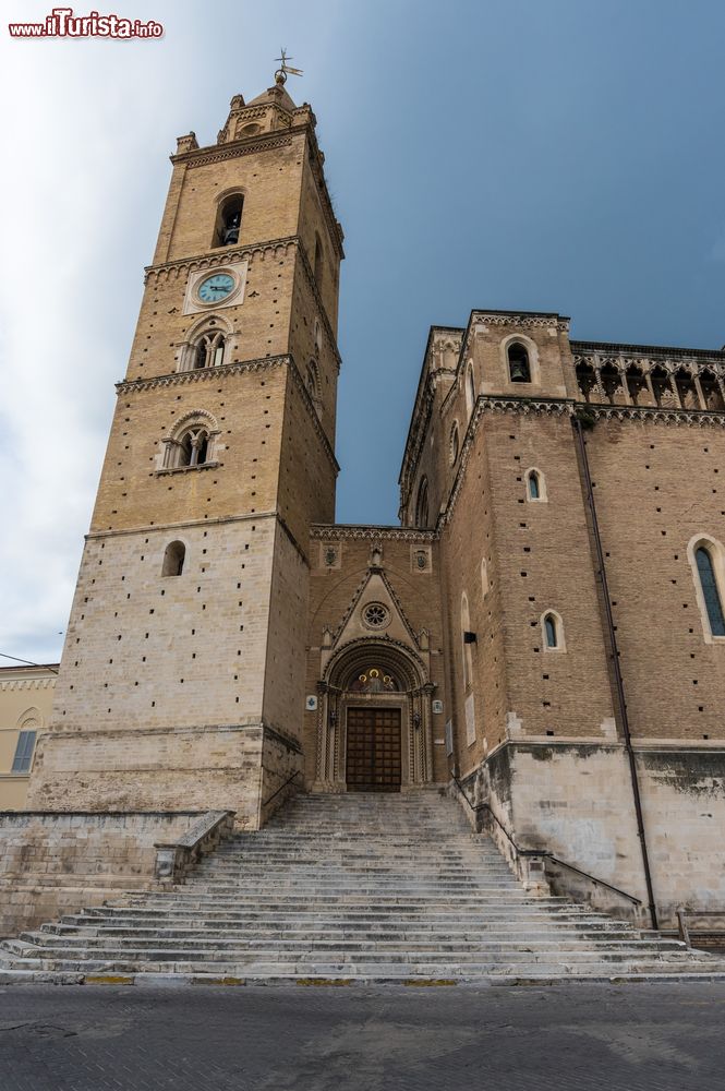 Immagine L'esterno della Cattedrale di San Giustino a Chieti (Abruzzo), con la scalinata e l'ingresso monumentale.