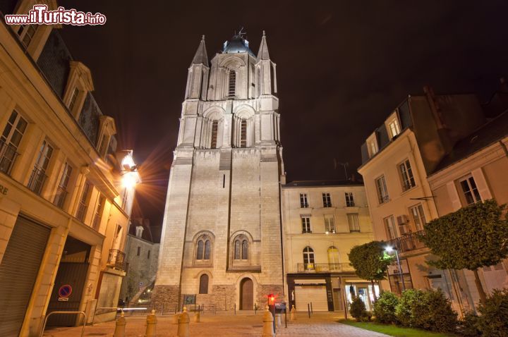 Immagine Cattedrale di San Maurizio ad Angers by night, Francia. Dal 1862 è monumento storico di Francia - © 110108498 / Shutterstock.com