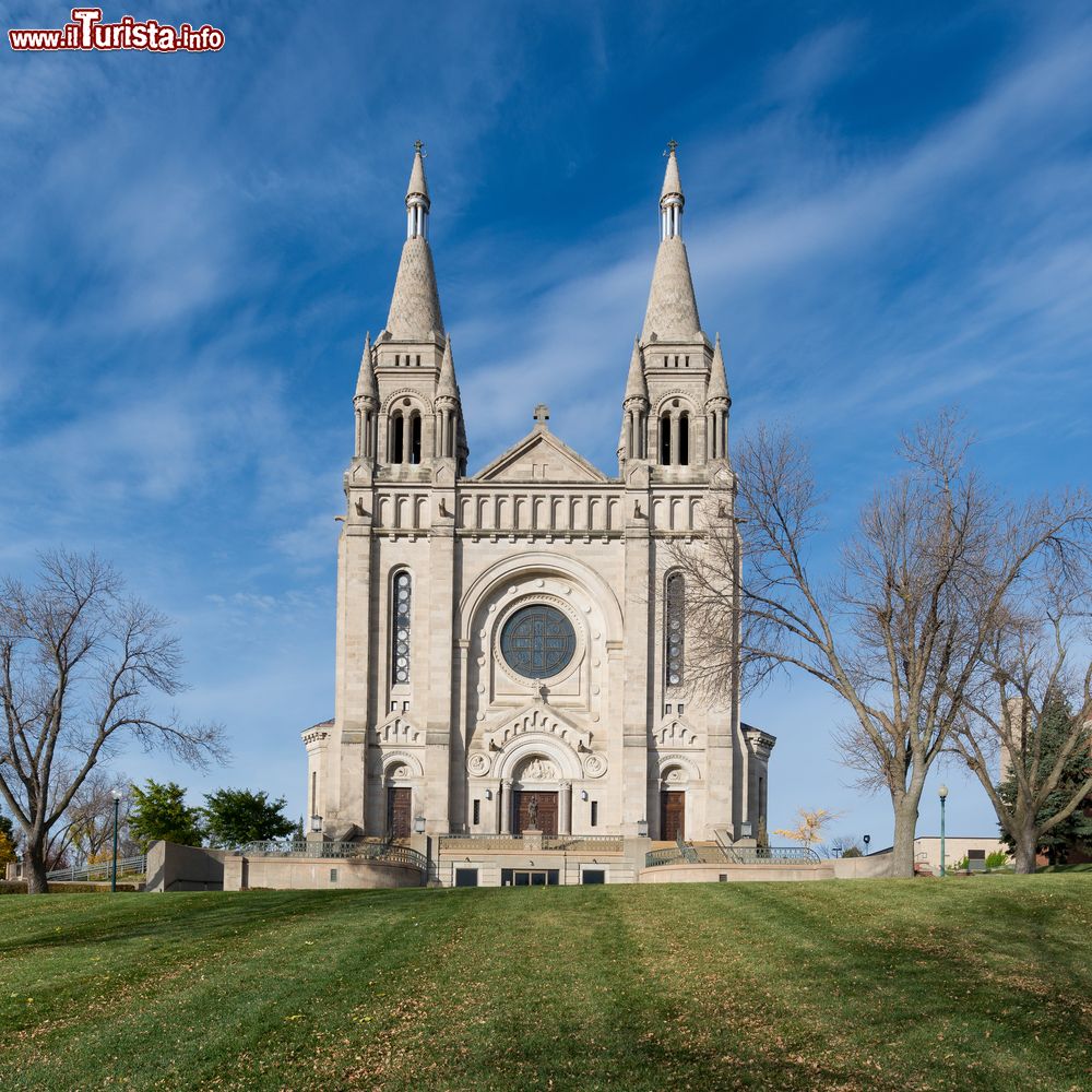Immagine Cattedrale di St. Joseph a Sioux Falls, South Dakota, USA. Ultimata nel 1919, questa chiesa ha subito vari interventi di ristrutturazione in seguito anche a un grave incendio che ha provocato ingenti danni nel 1942.