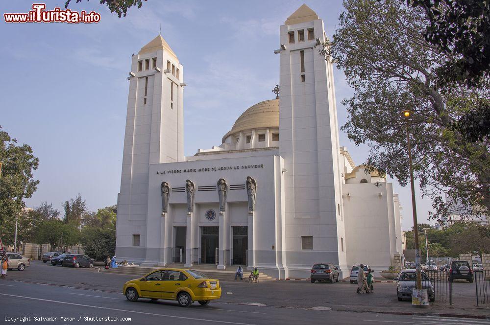 Immagine La cattedrale di St. Louis a Dakar, Senegal. E' stata costruita sul sito di un antico cimitero musulmano e consacrata dal cardinale Jean Verdier nel febbraio 1936. A progettarla fu l'architetto Charles-Albert Wulffleff che prese ispirazione dalle torri del Sudan, dalle cupole bizantine e dalle cariatidi. La grande cupola è illuminata da venti finestre - © Salvador Aznar / Shutterstock.com