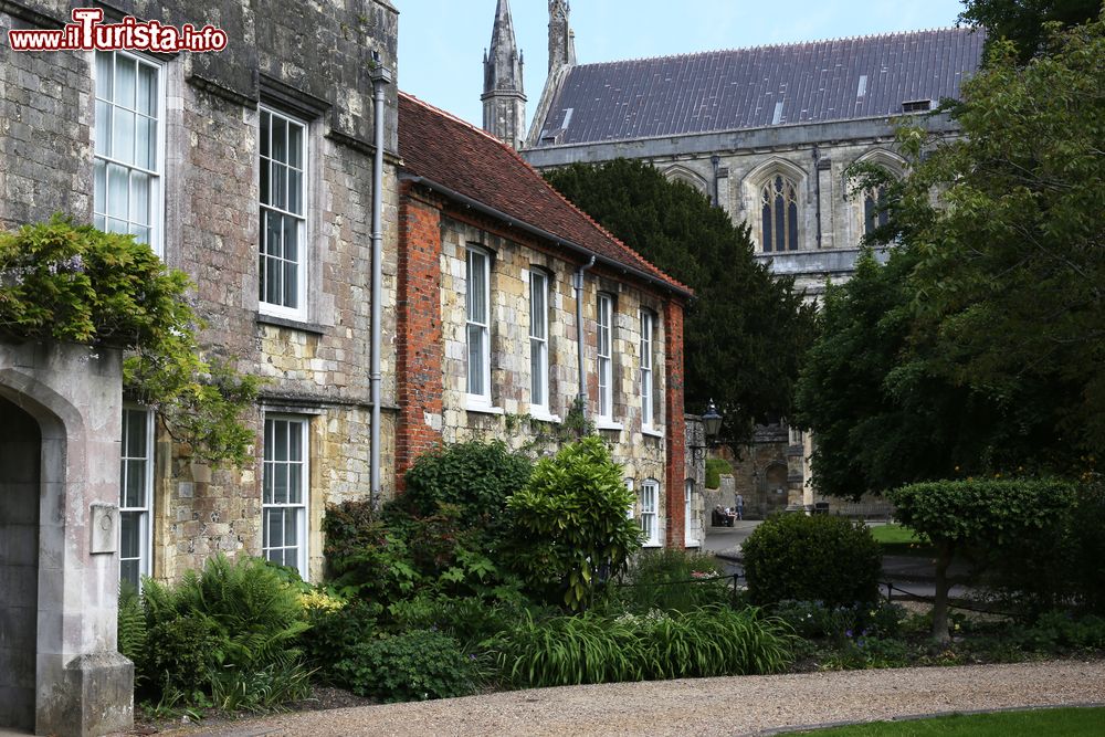 Immagine La Cattedrale di Winchester vista da Dome Alley, Inghilterra. E' uno degli edifici religiosi più grandi del paese.