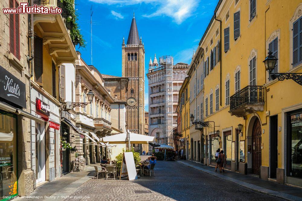 Immagine Uno scorcio del centro storico di Parma (Emilia Romagna) con cattedrale e battistero sullo sfondo - © Vereshchagin Dmitry / Shutterstock.com