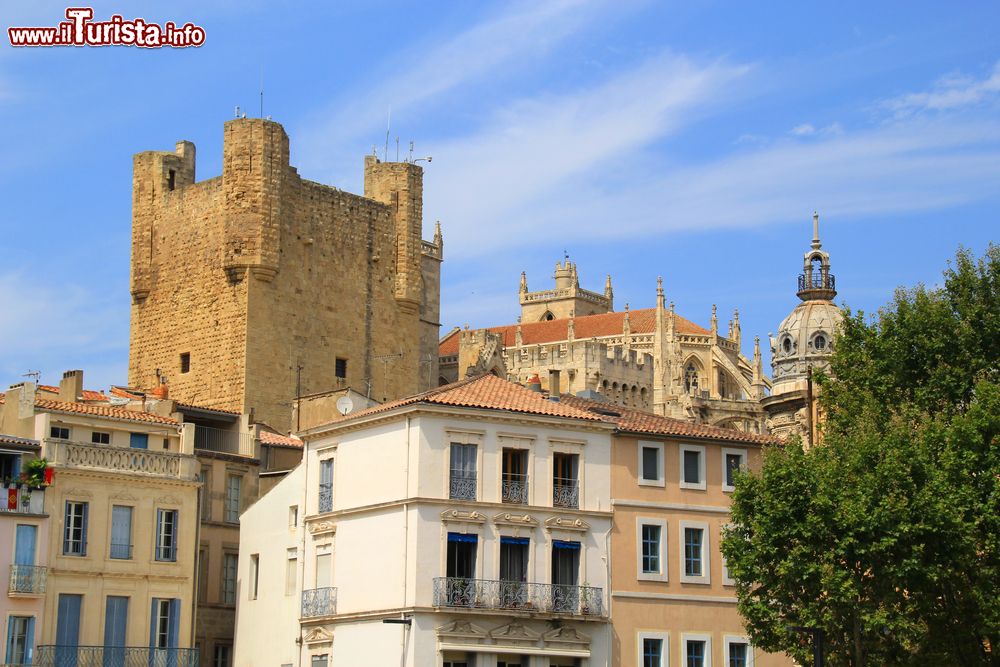 Immagine Cattedrale e Municipio di Narbona, cittadina nel sud della Francia.