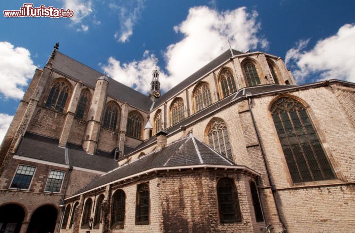 Immagine Cattedrale gotica di Alkmaar in Olanda - Maestosa come solo una creazione risalente al periodo gotico può essere, la cattedrale di Alkmaar ha qualcosa in più, poiché non ha pretese stilistiche imponenti eppure riesce a farsi notare in tutta la sua bellezza. La sua costruzione architettonica composta da un originale incastro di piani, permette allo spettatore un gioco di percezione visiva che cambia a seconda della prospettiva da cui si osserva la struttura e questo, la rende speciale - © Jiri Sebesta / Shutterstock.com