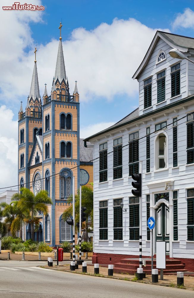 Immagine La cattedrale in legno di San Pietro e Paolo a Paramaribo, Suriname. La sua costruzione è del 1883.