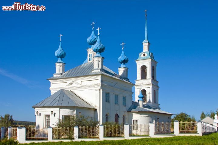 Immagine Il tour panoramico alla scoperta di Kostroma e delle sue bellezze inizia dalla Cattedrale dell'Epifania caratterizzata da cinque cupole azzurre che impreziosiscono la facciata bianca. Questo edificio religioso rappresenta anche la prima costruzione in pietra della città russa - © elen_studio / Shutterstock.com