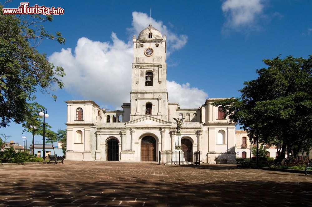 Immagine Cattedrale nel centro di Holguin, Cuba. L'edificio religioso è costruito in stile coloniale.