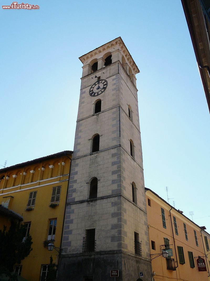 Immagine Cavallermaggiore, Piemonte: la grande Torre Civica nel centro storico - © Davide Papalini, CC BY-SA 3.0, Wikipedia