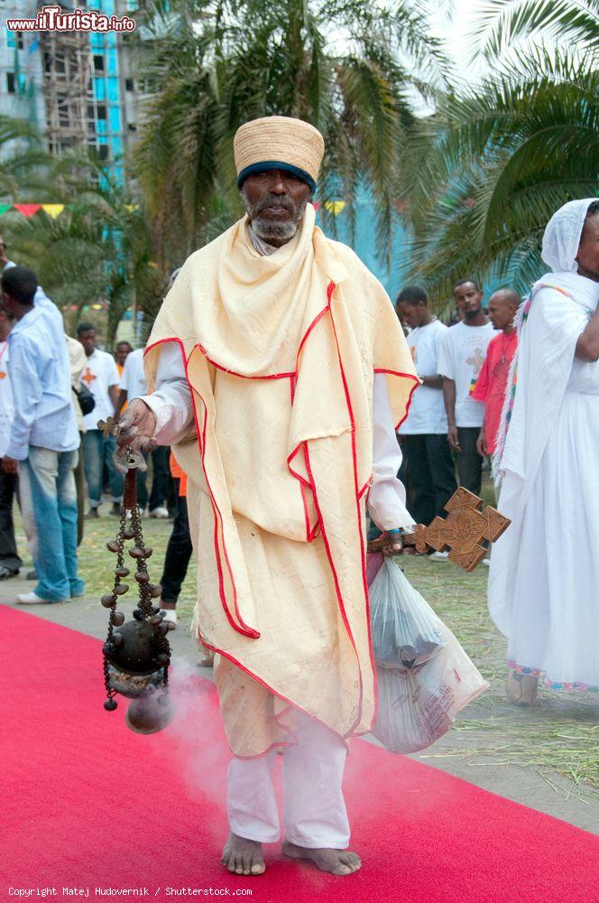 Immagine Celebrazione ortodossa dell'Epifania a Addis Abeba, Etiopia. Ricorre ogni anno il 19 Gennaio durante il Timkat Festival. Considerato l'evento religioso più importante d'Etiopia, questo festival celebra il battesimo di Gesù nel fiume Giordano - © Matej Hudovernik / Shutterstock.com