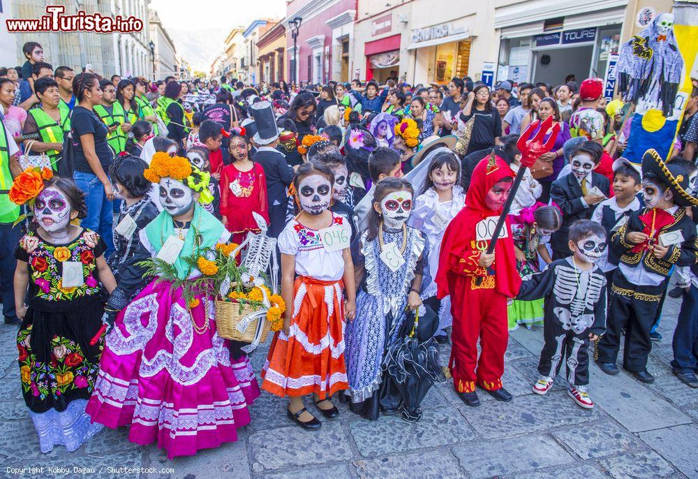 Immagine Parata in costume nella città di Oaxaca de Juarez, Messico, per il Giorno dei Morti. Si festeggia tra l'1 e il 2 Novembre tra fiori variopinti, sfilate in costume e maschere colorate - © Kobby Dagan / Shutterstock.com