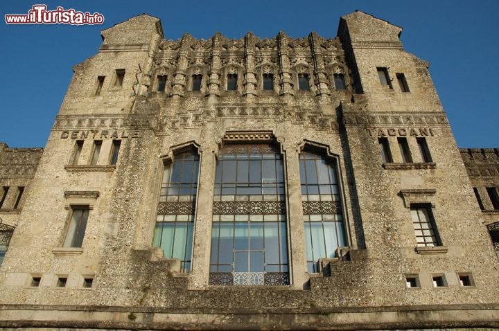 Immagine La facciata della Centrale Idroelettrica Taccani: il cuore pulsante dell'industria a Trezzo sull'Adda - questo imponente edificio in stile liberty fu progettato e costruito nei primissimi anni del '900, con l'intento di fornire l'energia elettrica necessaria al Cotonificio Crespi, importantissimo centro di industria tessile situato nella vicina Crespi d'Adda. La sua costruzione fu di enorme importanza per l'economia di questa zona ed è tutt'ora attiva nella produzione di energia. La centrale è inoltre aperta alle visite ogni prima domenica del mese. 