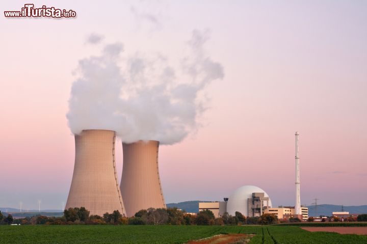 Immagine Centrale nucleare di Grohnde, vicino a Hameln, Germania. Fotografato al crepuscolo, con le sue imponenti torri da cui esce vapore acqueo, il reattore è il cuore di questa centrale della Bassa Sassonia - © Thorsten Schier / Shutterstock.com