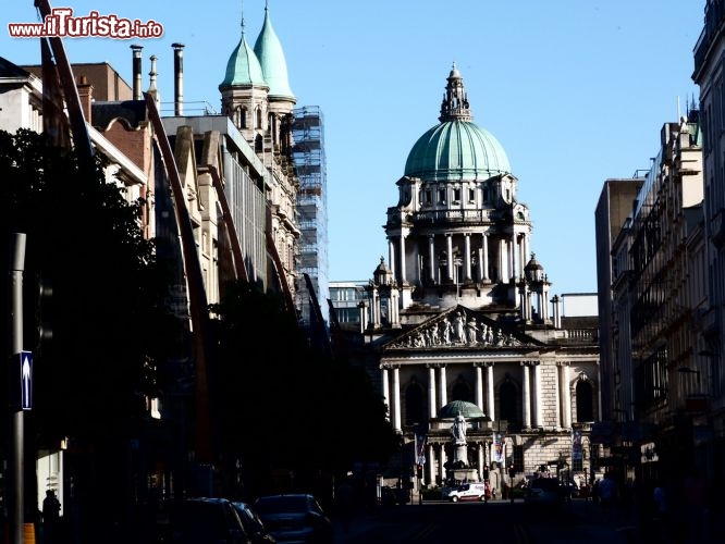 Immagine Il centro cittadino di Belfast con il Municipio, Irlanda del Nord. Il city hall di Belfast è forse l'edificio più importante e famoso grazie anche alla sua imponente e riconoscibile struttura in pietra bianca.