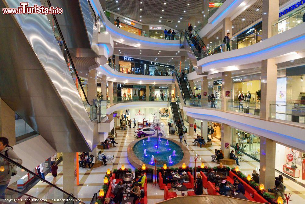 Immagine L'interno di un centro commerciale nel Modniy Kvartal di Irkutsk, Russia - © Elena Odareeva / Shutterstock.com