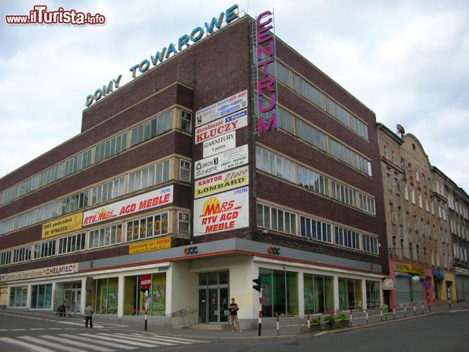 Immagine Un centro commerciale a Walbrzych, Polonia, costruito in epoca socialista. Oggi la città si sta rilanciando economicamente anche dal punto di vista turistico - foto © Macdriver - CC BY-SA 3.0 - Wikipedia