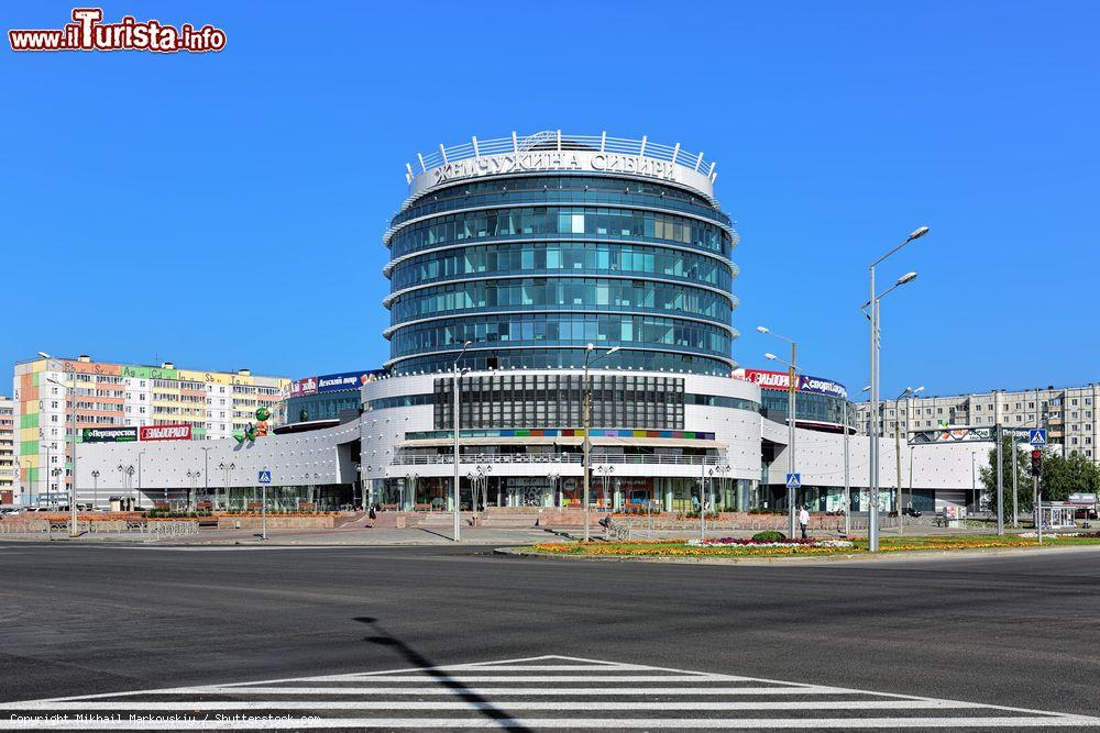 Immagine Centro commerciale "Pearl of Siberia" a Tobolsk, Russia. Quest'area dedicata allo shopping si estende per oltre 53 mila metri quadrati; è stata inaugurata nel 2013 - © Mikhail Markovskiy / Shutterstock.com