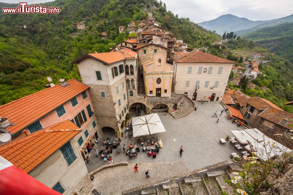 Immagine Il centro di Apricale abbarbicato sui monti, provincia di Imperia, Liguria. Al centro, a fianco del Palazzo Municipale, sorge l'oratorio di San Bartolomeo che si affaccia sulla piazza principale del paese.