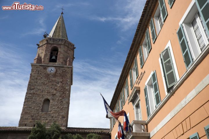 Immagine Centro di Frejus: l'Hotel de Ville e la Cattedrale del borgo costiero della Francia - © Daniel Leppens / Shutterstock.com