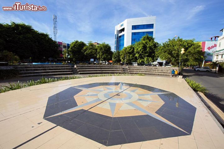 Immagine Una foto del centro di Manado City (Kota Manado), città di 500000 abitanti e capoluogo della provincia del Sulawesi Settentrionale, Indonesia - foto © Vladislav T. Jirousek / Shutterstock.com