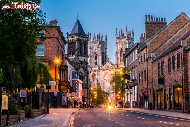 Immagine Immagine serale del centro di York, con la strada che conduce allo York Minster, la splendida cattedrale gotica simbolo della città - foto © David Ionut / Shutterstock