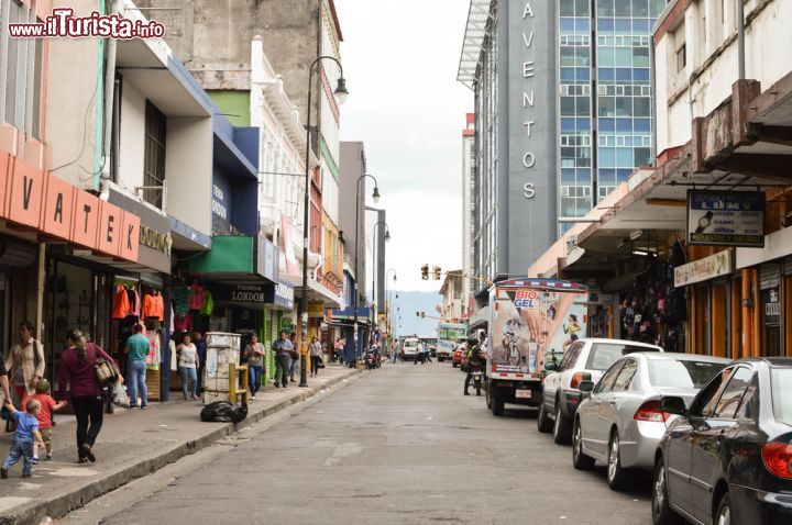 Immagine A spasso per le vie di San José, Costa Rica. Una delle vie del centro della capitale: qui si affacciano botteghe e negozi di ogni genere - © Svetlana Bykova / Shutterstock.com