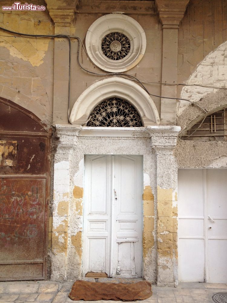 Immagine Centro storico di Al-Salt, Giordania: una tradizionale porta d'ingresso in un edificio residenziale.