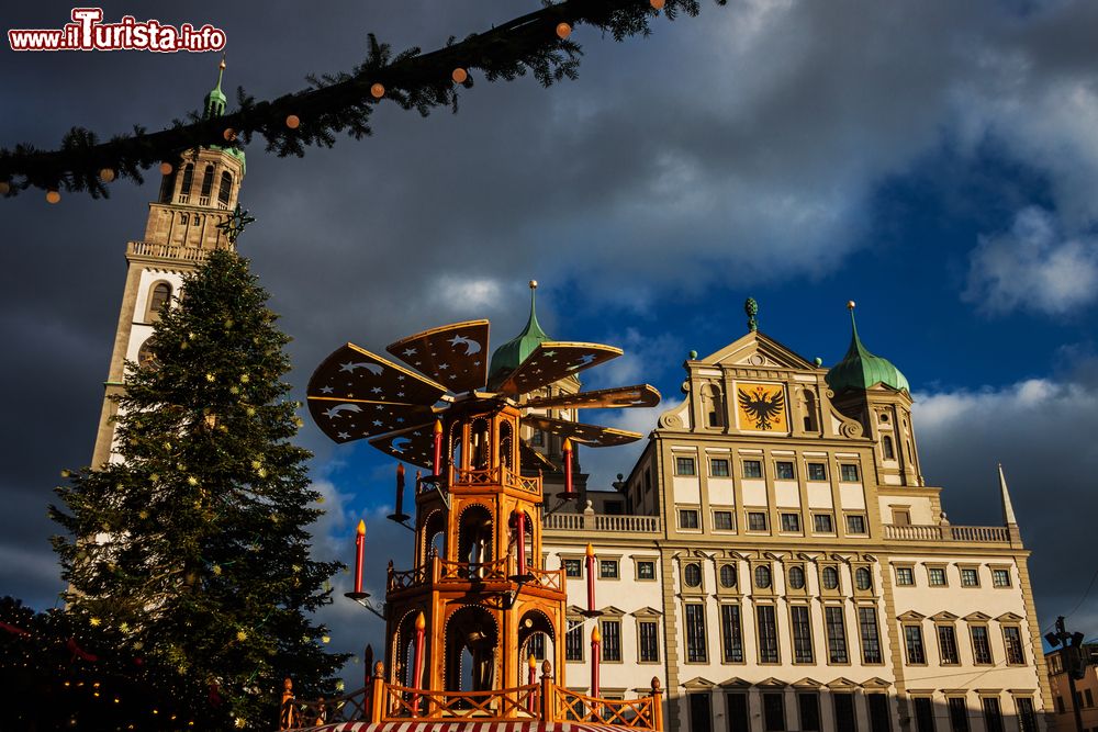 Immagine Centro storico di Augusta by night addobbato per il Natale, Baviera, Germania.