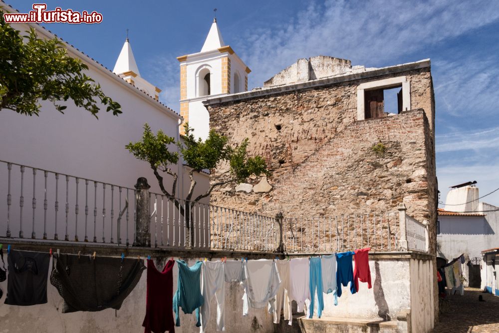 Immagine Centro storico di Avis, Portogallo: panni stesi al sole ad asicugare. Sullo sfondo, i campanili della chiesa cittadina.