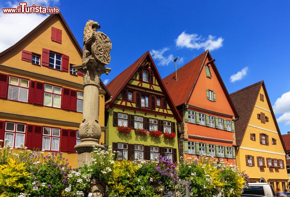 Immagine Centro storico di Dinkelsbuhl, Germania: le tradizionali case bavaresi affacciate su Ledermarkt Square con la famosa fontana Lowenbrunnen.