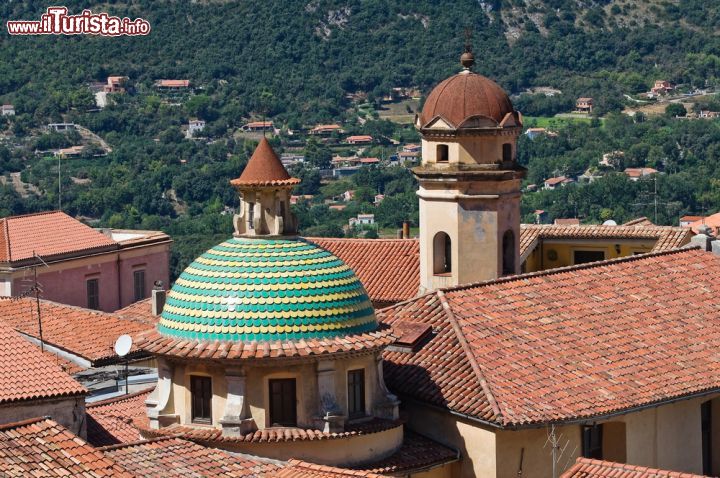 Immagine Centro storico di Maratea, Basilicata - Le cupole e i campanili di monumenti storici e edifici religiosi sovrastano i tetti delle abitazioni dell'antico centro storico di Maratea © Mi.Ti. / Shutterstock.com