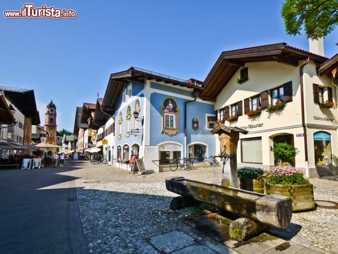 Immagine Centro storico di Mittenwald, Germania. Sullo sfondo, il campanile della chiesa parrocchiale - © icyyoke / Shutterstock.com