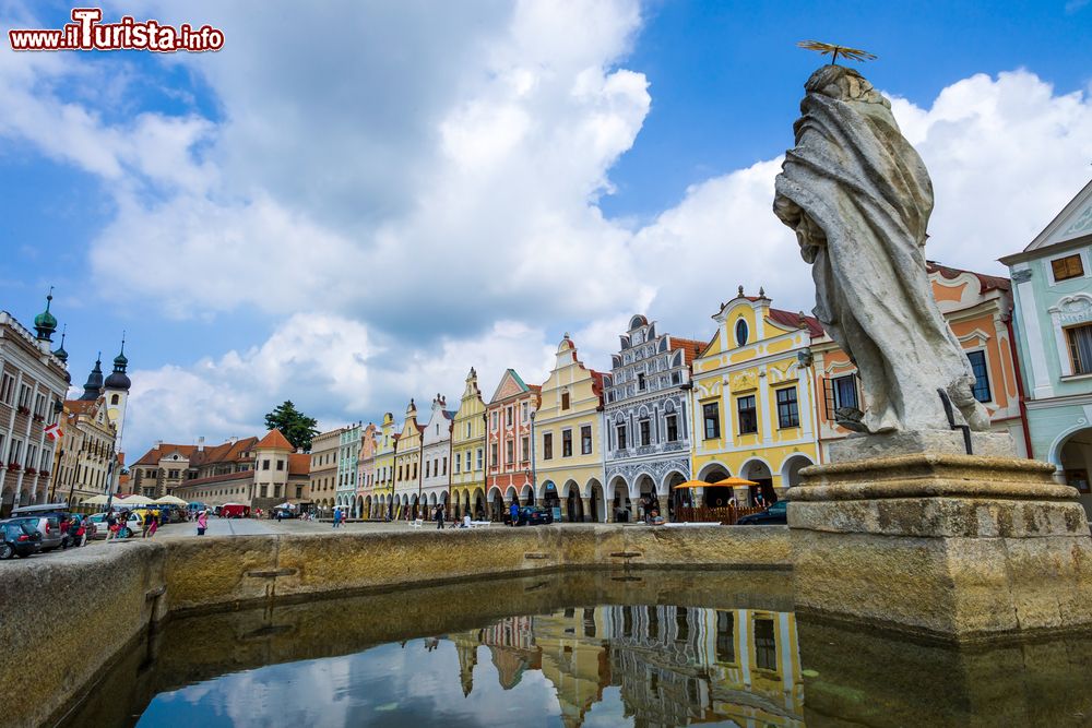 Immagine Il centro storico di Telc con le case colorate che si affacciano sulla piazza, Repubblica Ceca.