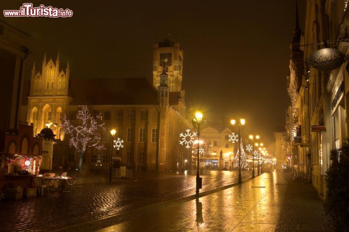 Immagine Centro storico di Torun by night, Polonia. Ha saputo mantenere intatto il suo aspetto medievale questa piccola e antica città mercantile: l'Unesco ha inserito Torun nella lista dei patrimoni mondiali dell'Umanità. Si presenta come una grande isola pedonale il cui centro storico comprende la Città Vecchia (1233), quella Nuova (1264) e il Castello Teutonico datato metà del XIII° secolo - © Tomasz Szymanski / Shutterstock.com