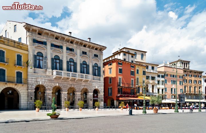 Immagine Centro storico di Verona - Ampio, ricco di edifici storici e moltissimi luoghi di ristorazione tipici per i turisti, il centro storico di Verona è davvero un incanto. Particolarmente adatto a tutti gli amanti dell'architettura, in quanto questo spazio racchiude moltissime strutture sia religiose che civili, dalla significativa importanza urbana. Moltissimi i complessi risalenti all'arte romanica ma anche tanti che, in seguito a restauri, presentano un look decisamente all'avanguardia- © Gubin Yury / Shutterstock.com