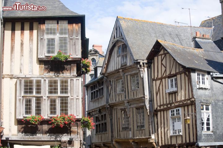 Immagine Il centro storico di Dinan, Francia, è caratterizzato dalle tipiche costruzioni a graticcio e dai vicoli stretti e ciottolati che si inoltrano tra le case antiche - foto © Claudio Giovanni Colombo / Shutterstock.com