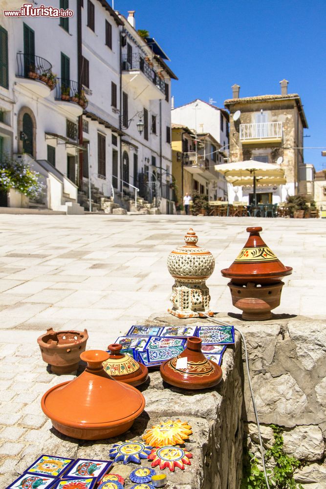 Immagine Ceramiche e maioliche a San Felice Circeo, Lazio. Questo paese vanta una storia antichissima: è stata colonia romana, possedimento dei Templari durante il Medioevo, feudo dei Caetani e roccaforte pontificia.