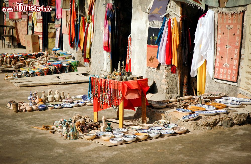 Immagine Ceramiche, gioielli e tessuti in un bazaar di Medenine, Tunisia.