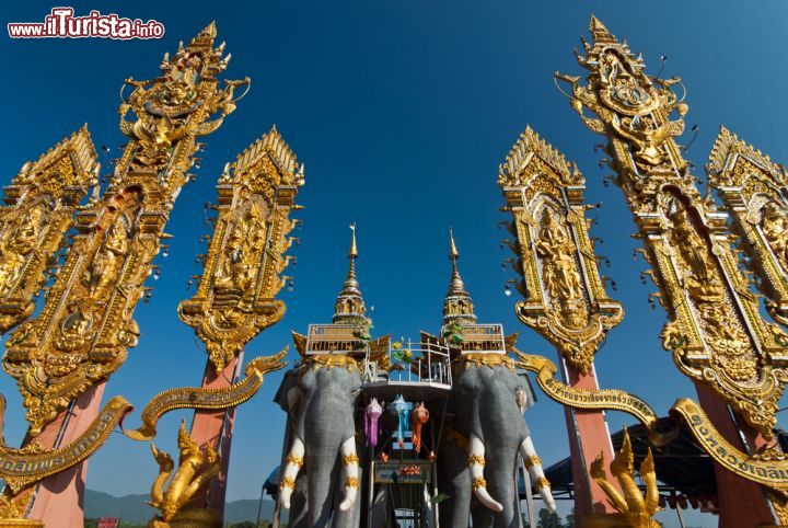 Immagine Cerimonia per l'anniversario del compleanno del re a Chiang Rai, Thailandia - © nofilm2011 / Shutterstock.com