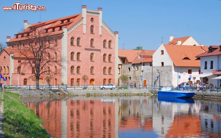 Immagine Ceske Budejovice, Repubblica Ceca: in questa città di circa centomila abiatanti costruita alla confluenza dei fiumi Vltava e Malše si tiene ogni anno un importante mercatino di Natale - foto © Tomas Smolek / Shutterstock.com