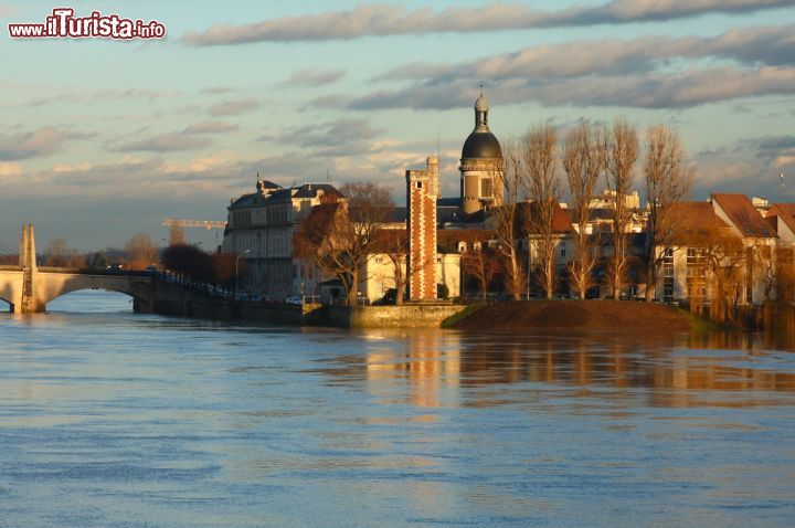 Immagine Chalon-sur-Saône diventò, nell'Ottocento, un importante polo industriale della Francia, favorito dai collegamenti fluviali con il resto del paese - foto © Natursports / Shutterstock.com